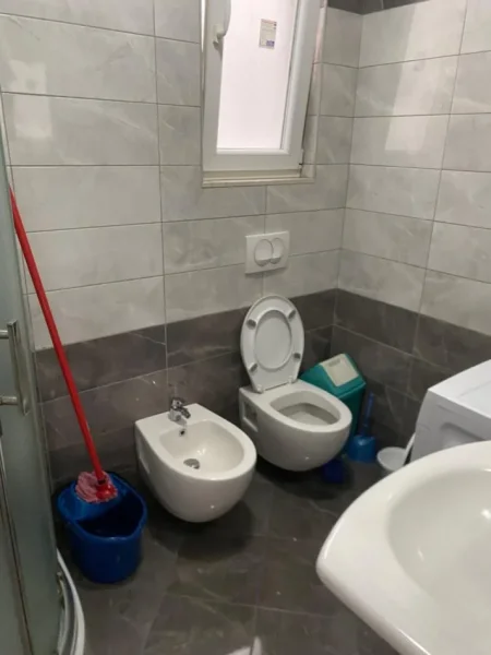 Tirane, jepet me qera apartament 2+1 Kati 3, 85 m² 400 € ( Jepet me Qera Super Apartament 2+1+2 Tualete në 5 Maji!)