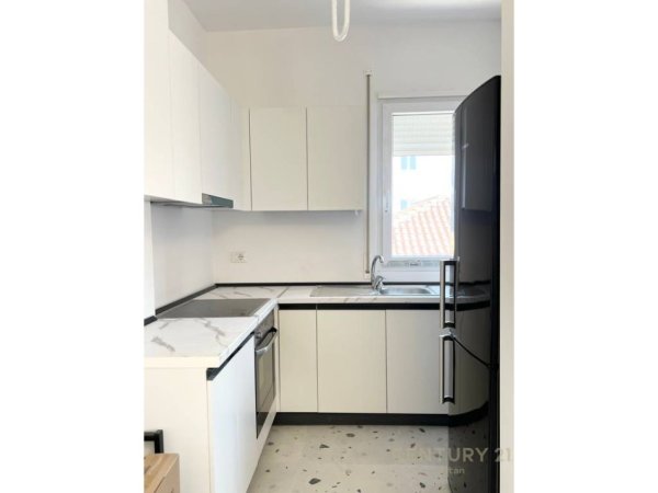Tirane, jepet me qera apartament 1+1 Kati 3, 65 m² 500 € (“5 Maji”)