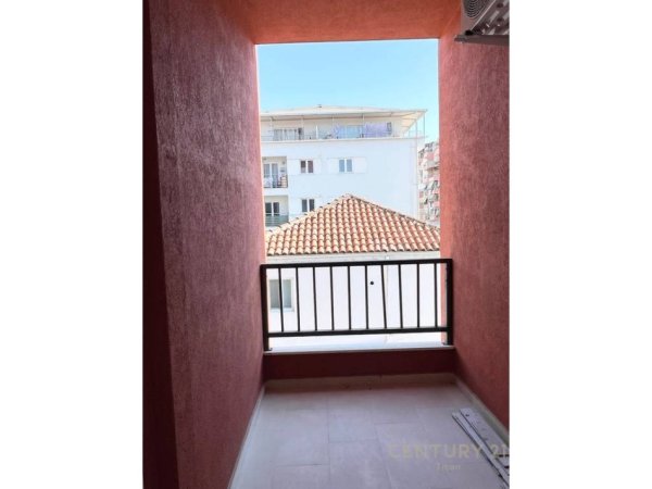 Tirane, jepet me qera apartament 1+1 Kati 3, 65 m² 500 € (“5 Maji”)