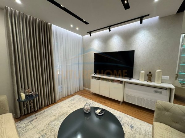 Tirane, shitet apartament 3+1+Ballkon Kati 4, 118 m² 300.000 € (Fusha e Aviacionit)