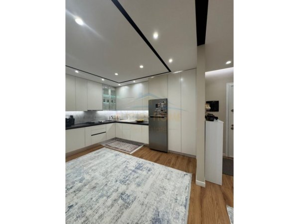 Tirane, shitet apartament 3+1+Ballkon Kati 4, 118 m² 300.000 € (Fusha e Aviacionit)