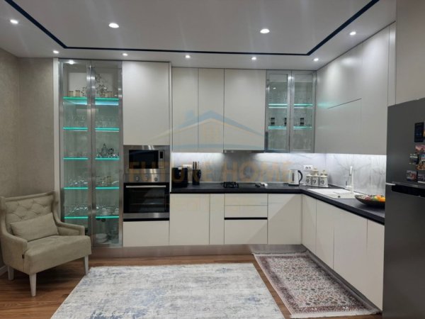 Tirane, shitet apartament 3+1+Ballkon Kati 4, 118 m² 300.000 € (Fusha e Aviacionit)