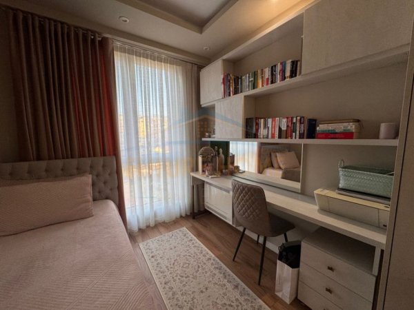 Tirane, shitet apartament 3+1+Ballkon Kati 4, 118 m² 300.000 € (Fusha e Aviacionit)