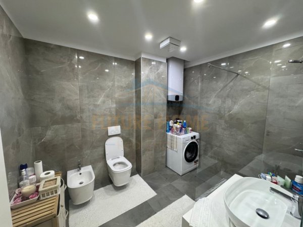 Tirane, shitet apartament 3+1+Ballkon Kati 4, 118 m² 300.000 € (Fusha e Aviacionit)