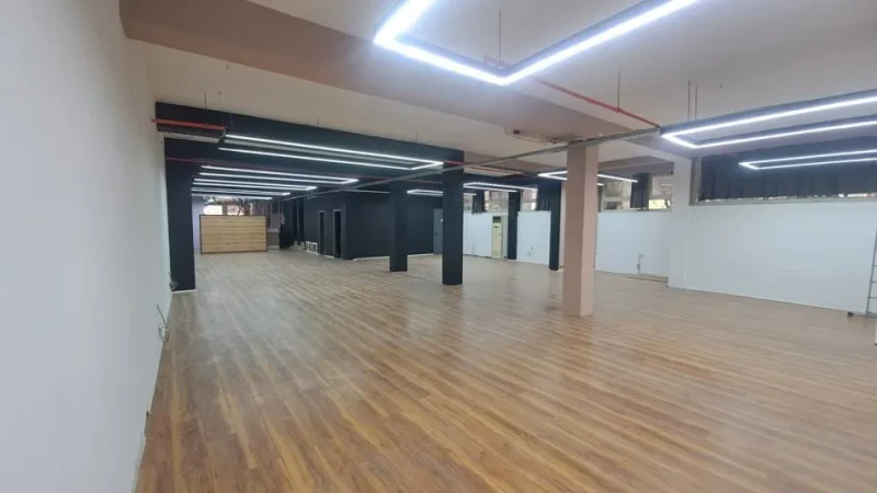 Tirane, jepet me qera ambjent biznesi , 300 m² 2.500 € (Prane 21 Dhjetorit)
