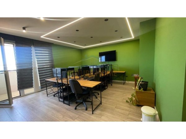 Tirane, jepet me qera ambjent biznesi Kati 7, 180 m² 1.300 € (Ish Profarma, Xhamllik)