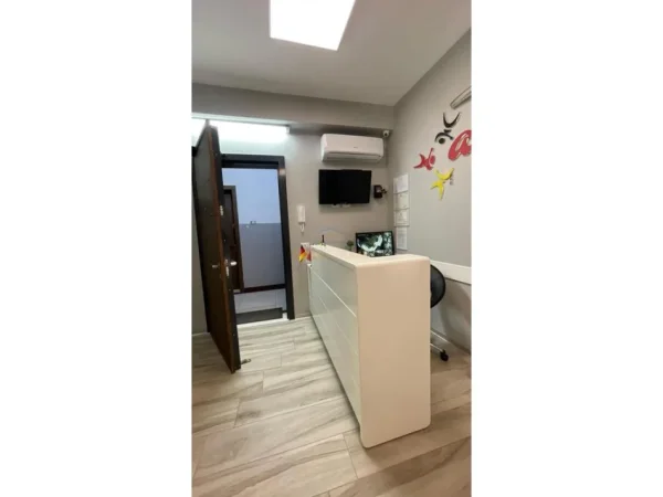 Tirane, jepet me qera Ambient Biznesi, Kati 1, 103 m² 1.500 € (Brryli, perball Maternitetit te Ri)