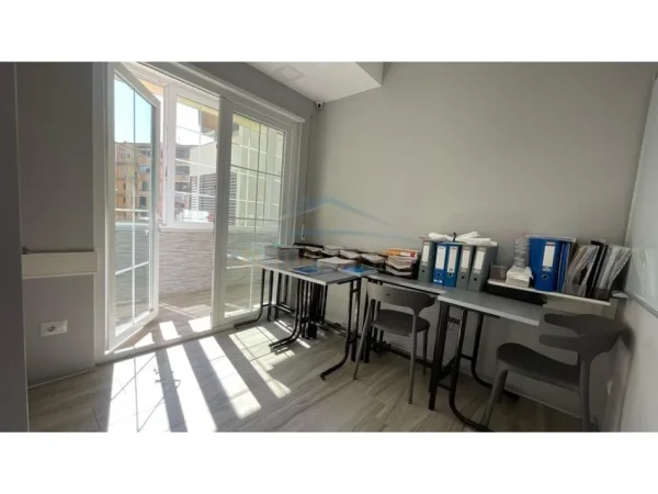 Tirane, jepet me qera Ambient Biznesi, Kati 1, 103 m² 1.500 € (Brryli, perball Maternitetit te Ri)
