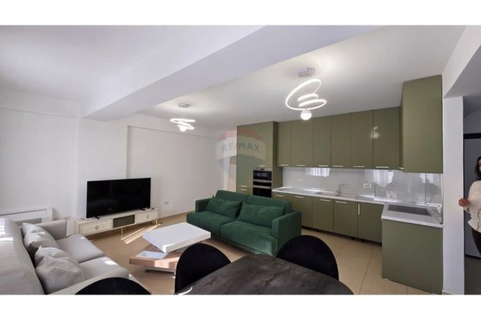 Tirane, jepet me qera apartament 1+1+Ballkon Kati 4, 500 € (Kodra e Diellit)