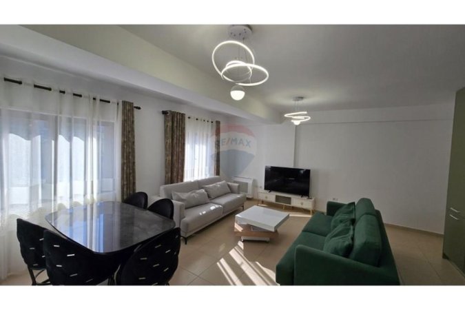 Tirane, jepet me qera apartament 1+1+Ballkon Kati 4, 500 € (Kodra e Diellit)