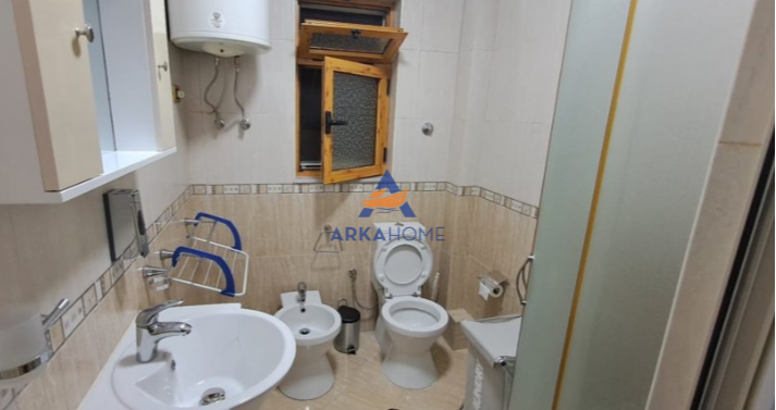 Tirane, jepet me qera garsonier 1+1+Aneks Kati 4, 55 m² 500 € (Prane Liceut Artistik)