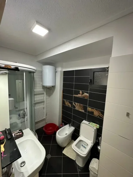 Tirane, jepet me qera apartament 2+1 , 102 m² 550 € (Yzberisht)