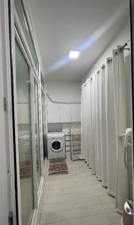 Tirane, jepet me qera apartament 1+1+Ballkon Kati 2, 60 m² 650 € (Komuna e Parisit)