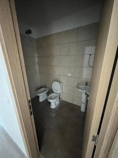 Tirane, jepet me qera apartament 2+1 Kati 5, 95 m² 350 € (5 Maj)
