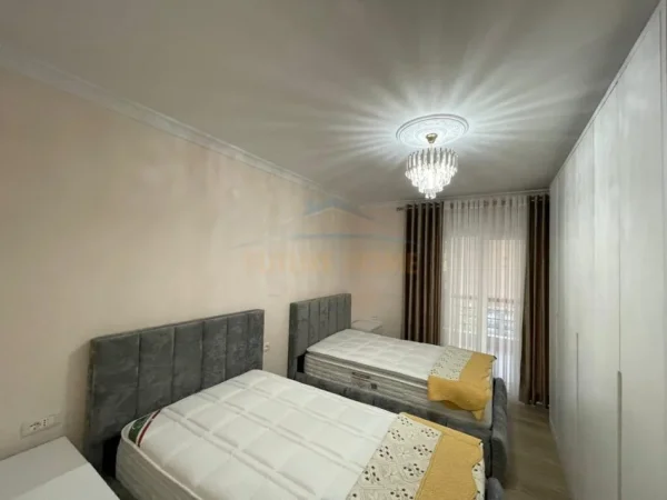 Tirane, jepet me qera apartament 2+1+2+2 Poste Parkimi Kati 3, 120 m² 1.200 € (LIQENI I THATE)