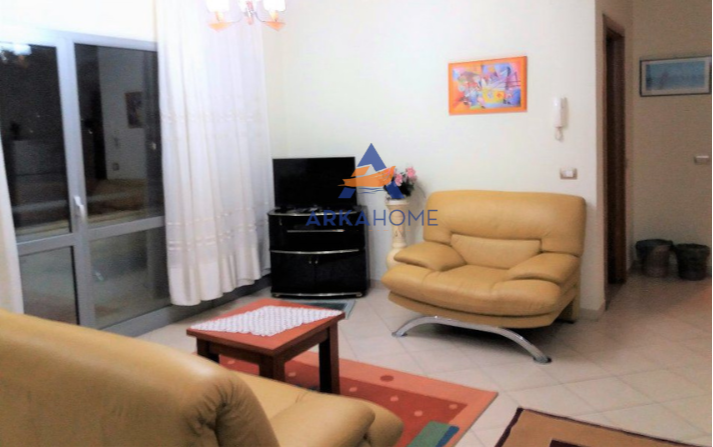 Tirane, jepet me qera apartament 1+1+Ballkon Kati 5, 75 m² 500 € (TE STACIONI I TRENIT)