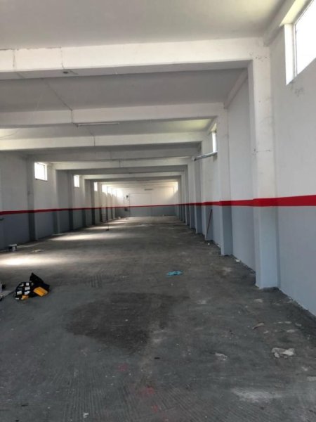 Tirane, jepet me qera magazine Kati 0, 1.000 m² 4.000 € (Autostrada Tirane-Durres)