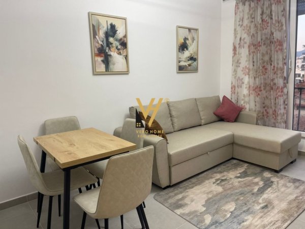Tirane, jepet me qera apartament 1+1+Ballkon Kati 3, 50 m² 550 € (SHKOLLA E KUQE)