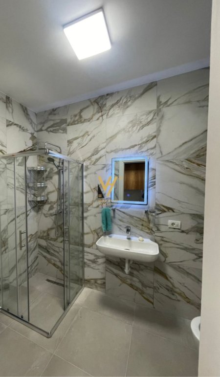 Tirane, jepet me qera apartament 1+1+Ballkon Kati 3, 50 m² 550 € (SHKOLLA E KUQE)