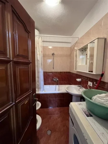 Tirane, jepet me qera apartament 1+1+Ballkon , 68 m² 570 € (PAZARI I RI)