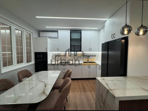 Tirane, jepet me qera apartament 2+1 Kati 5, 90 m² 900 € (Selvia)