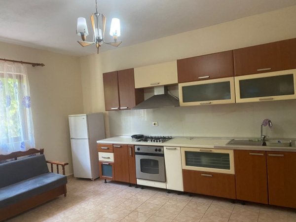 Tirane, jepet me qera shtepi 2+1 Kati 1, 75 m² 350 € ( Jepet me Qera Apartament 2+1 afër Bulevardit të Ri!)