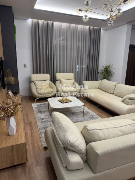 Tirane, jepet me qera apartament 3+1 Kati 1, 150 m² 1.000 € (Rruga Rrapo Hekali)