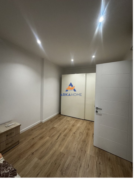 Tirane, jepet me qera apartament 2+1+Ballkon Kati 4, 105 m² 700 € (Rruga Xhanfize Keko, Xhamlliku)