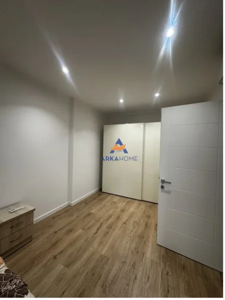 Tirane, jepet me qera apartament 2+1+Ballkon Kati 4, 105 m² 700 € (Rruga Xhanfize Keko, Xhamlliku)