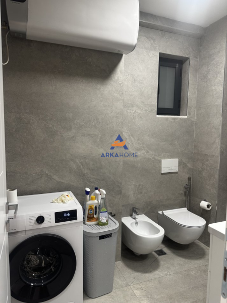 Tirane, jepet me qera apartament 2+1+Ballkon Kati 4, 105 m² 700 € (Rruga Xhanfize Keko, Xhamlliku)