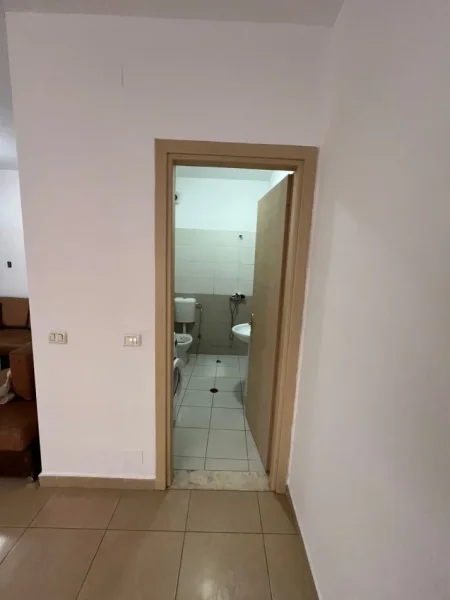 Tirane, jepet me qera apartament 1+1 Kati 1, 60 m² 450 € (bulevardi ri,kashar)