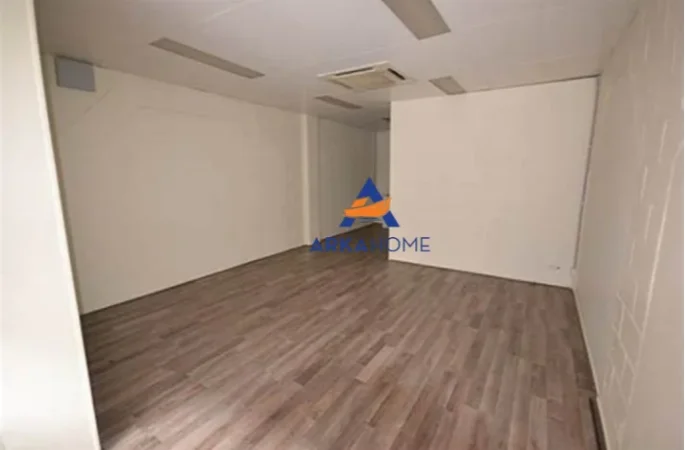 Tirane, jepet me qera dyqan Kati 0, 28 m² 350 € (Kompleksi Olimpik)