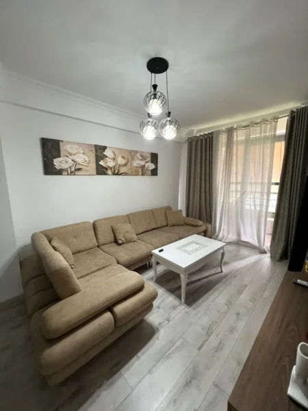 Tirane, jepet me qera apartament 2+1 Kati 8, 70 m² 500 € (bulevardi ri,kashar)