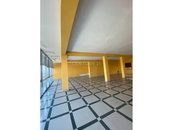 Durres, jepet me qera dyqan Kati 2, 472 m² 600 € (Shkozet, Durrës)