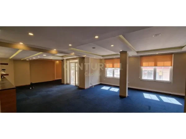 Tirane, jepet me qera ambjent biznesi Kati 2, 500 m² 7.500 € (Jordan Misja)