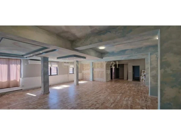 Tirane, jepet me qera ambjent biznesi Kati 2, 500 m² 7.500 € (Jordan Misja)