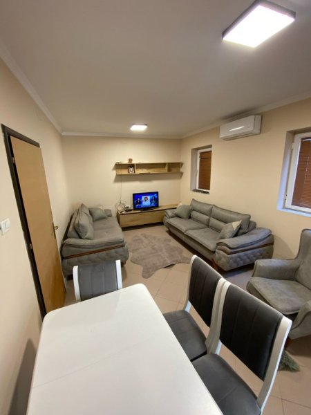 Tirane, jepet me qera apartament 2+1+Aneks+Ballkon Kati 1, 500 € (sauk)