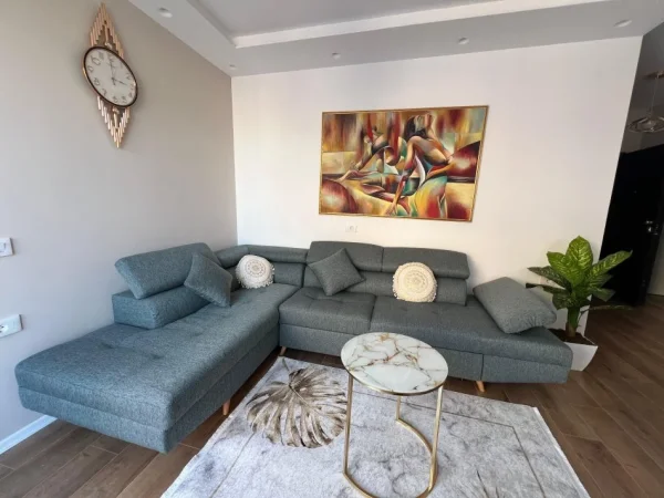 Tirane, Rruga e Barrikadave, jepet me qera apartament 2+1 Kati 3, 80 m² 1000 €