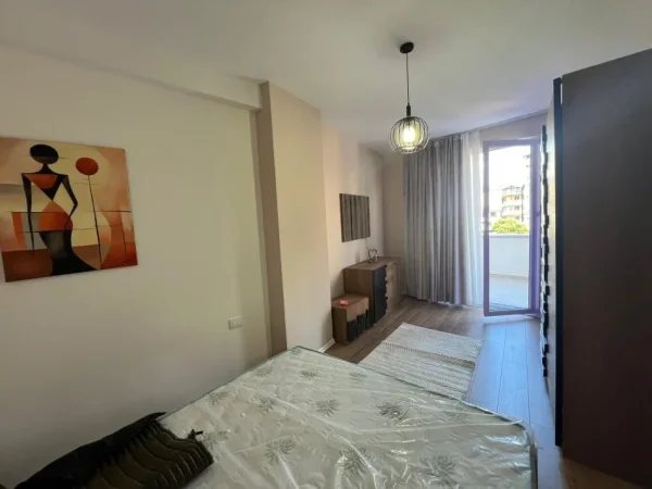 Tirane, Rruga e Barrikadave, jepet me qera apartament 2+1 Kati 3, 80 m² 1000 €