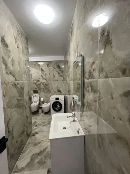 Tirane, Rruga e Barrikadave, jepet me qera apartament 2+1 Kati 3, 80 m² 1000 €