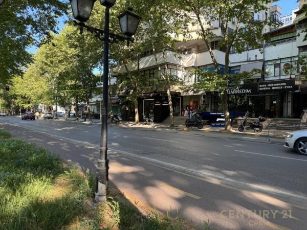 Tirane, jepet me qera ambjent biznesi , 713 m² (Bulevardi Gjergj Fishta)