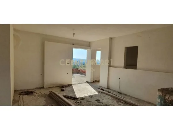 Tirane, shes Vile 3 Katshe Kati 4, 1.000 m² 300.000 € (Liqeni i Farkes)