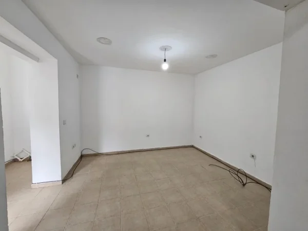 Tirane, jepet me qera zyre Kati 1, 35 m² 400 € (Stadiumi Dinamo)