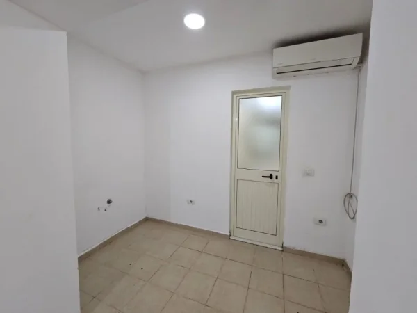 Tirane, jepet me qera zyre Kati 1, 35 m² 400 € (Stadiumi Dinamo)