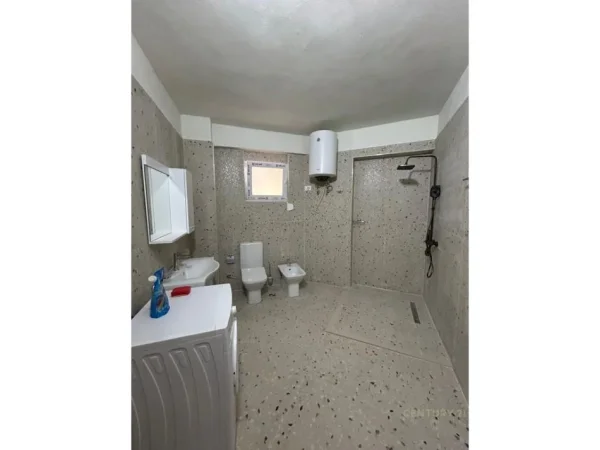 Tirane, jepet me qera zyre Kati 2, 130 m² 1.700 € (Blloku)