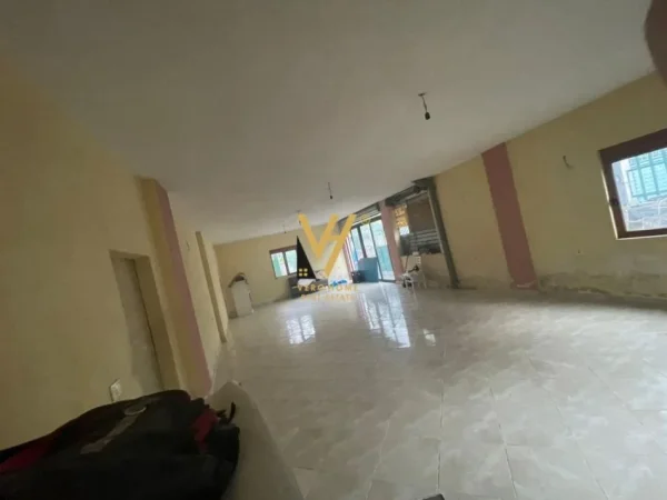 Tirane, jepet me qera magazine Kati 0, 130 m² 400 € (VARRI BOMIT)