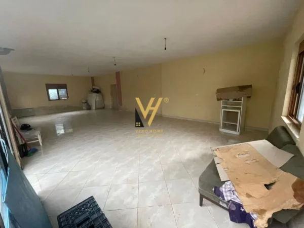 Tirane, jepet me qera magazine Kati 0, 130 m² 400 € (VARRI BOMIT)