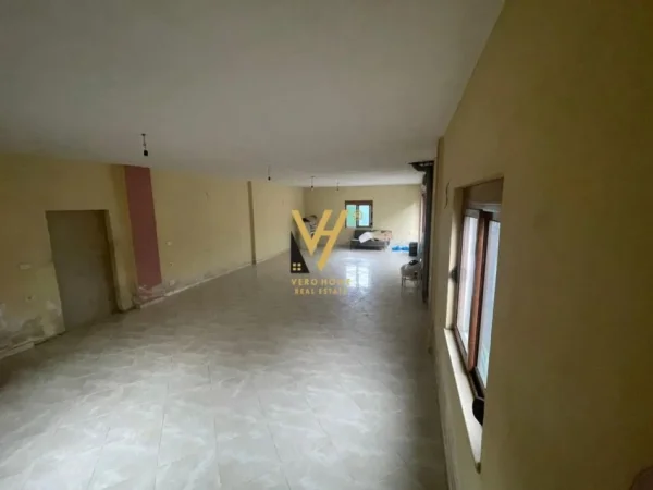 Tirane, jepet me qera magazine Kati 0, 130 m² 400 € (VARRI BOMIT)