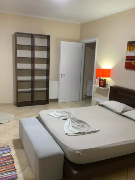 Tirane, jepet me qera apartament 1+1+Ballkon Kati 3, 66 m² 650 € (Kika 1 , Komuna e Parisit)