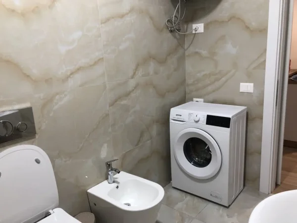 Tirane, jepet me qera apartament 1+1+Ballkon Kati 8, 70 m² 600 € (kongresi i manastirit)